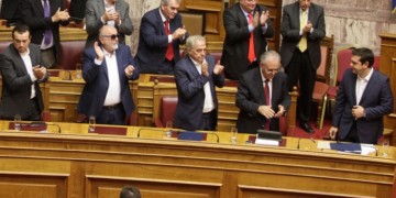 Η κυβέρνηση δεν παραιτείται, μαζί με το ευρωμνημόνιο ανατρέπεται!