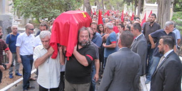 Όλες οι γενιές, όλα τα ρεύματα στην κηδεία του Χρίστου Μπίστη