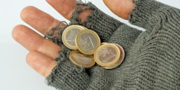 Θέμα: Βαθαίνει η φτώχεια στην Ελλάδα