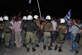 Το αυγό του φιδιού επωάζεται ξανά