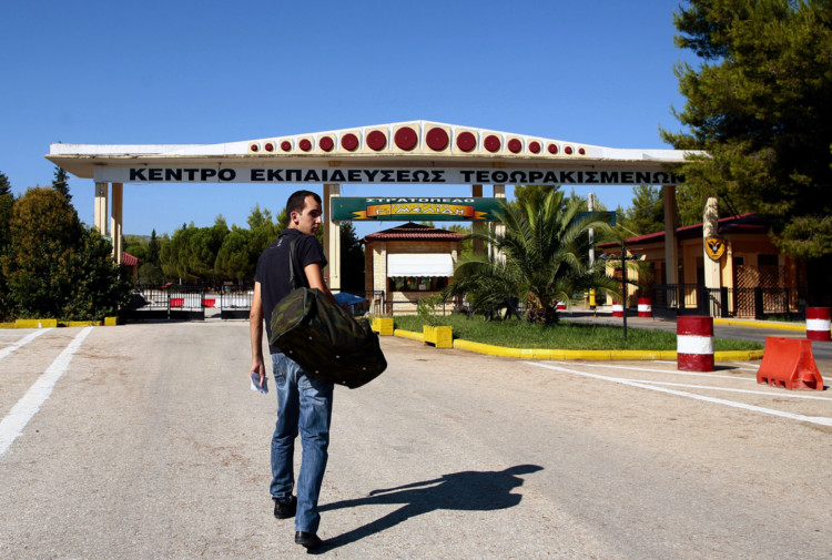 Στρατευμένοι: Κέντρο χωρίς φως-νερό αλλά με βρισιές ο Αυλώνας