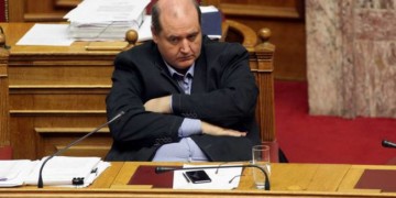 Φίλος ο Φίλης, φιλτάτη η υποταγή