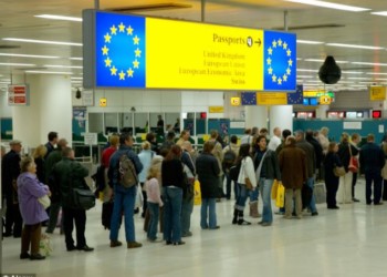 Ο Έλληνας Κρόνος τρώει και διώχνει τα παιδιά του