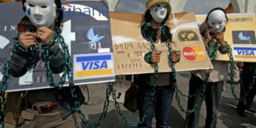 Κυριαρχία του πλαστικού χρήματος χωρίς ακατάσχετο