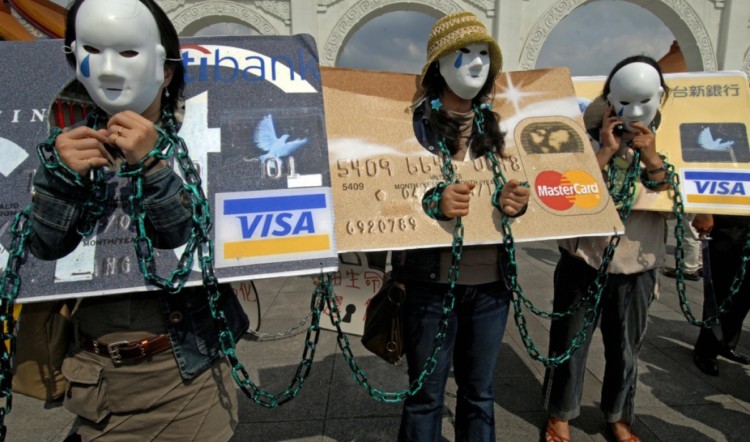 Κυριαρχία του πλαστικού χρήματος χωρίς ακατάσχετο