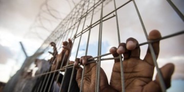 Απέλαση και φυλάκιση