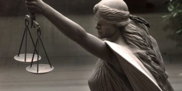 Η δικαιοσύνη δεν είναι τυφλή, αλλήθωρη είναι