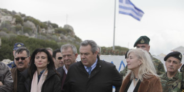 Σκύβουν αμέριμνοι μπρος στη νεοφασιστική άβυσσο