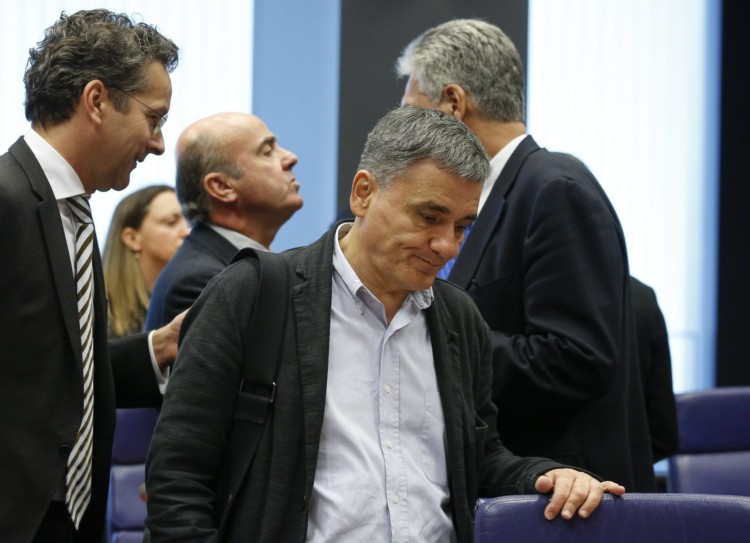 Νέες μειώσεις συντάξεων και αυξήσεις φόρων στο τραπέζι