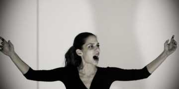 Το Πριν χορηγός επικοινωνίας της παράστασης «Αθηνά Χατζηεσμέρ, ετών 17»