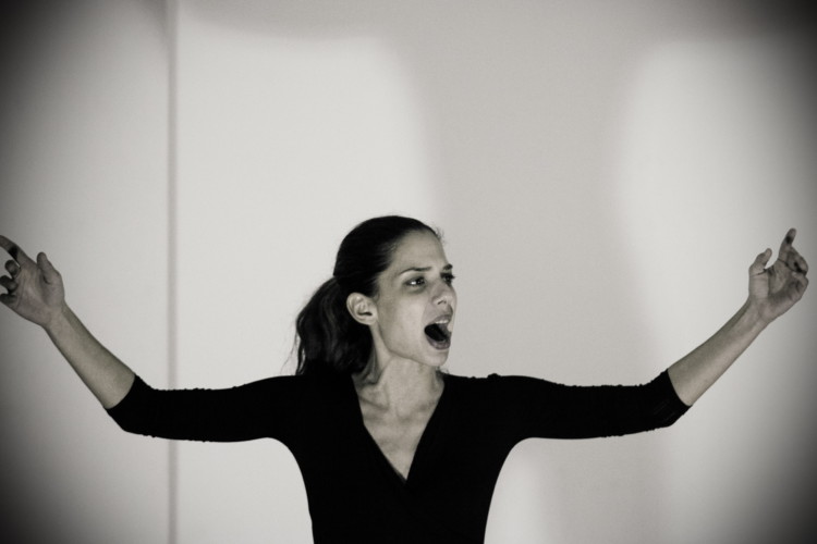 Το Πριν χορηγός επικοινωνίας της παράστασης «Αθηνά Χατζηεσμέρ, ετών 17»