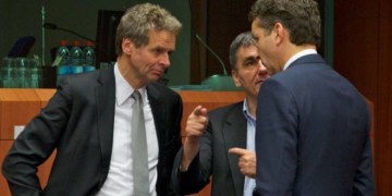 Μένει το ΔΝΤ (που έφευγε), έρχεται κόφτης και νέα σκληρά μέτρα