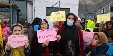 «Εδώ μας σκοτώνουν με λόγια και υποσχέσεις»