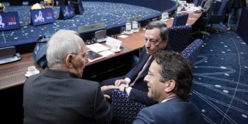 Στις πλάτες της κοινωνίας η «γεφύρωση» της διαμάχης ΔΝΤ-ΕΕ