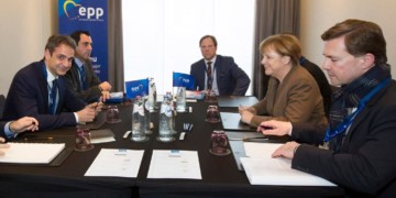 Νεοφιλελεύθερα διαπιστευτήρια μοιράζει σε Ευρώπη και Σόιμπλε ο Κυριάκος