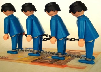 Από τα πάνω και προς τα πίσω ή από τα κάτω και προς τα μπρος;