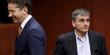 Στρώνουν τον δρόμο για νέα μέτρα και τέταρτο μνημόνιο