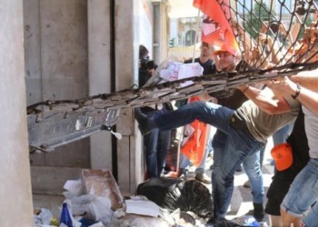 Οι εργάτες έχουν ακόμα σκουπίδια να σαρώσουν