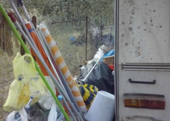 Πολλές Μανωλάδες, ζωή σε κοντέινερ χτίζουν τη «βαριά βιομηχανία» του τουρισμού