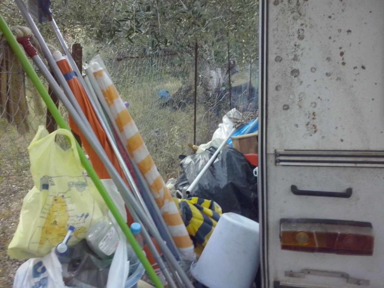 Πολλές Μανωλάδες, ζωή σε κοντέινερ χτίζουν τη «βαριά βιομηχανία» του τουρισμού