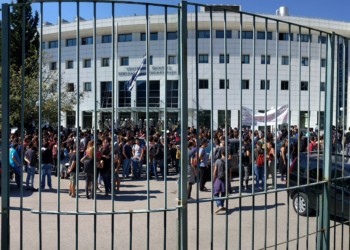 Κυβέρνηση και ΜΑΤ κατά των φοιτητών