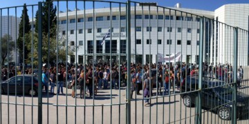 Κυβέρνηση και ΜΑΤ κατά των φοιτητών