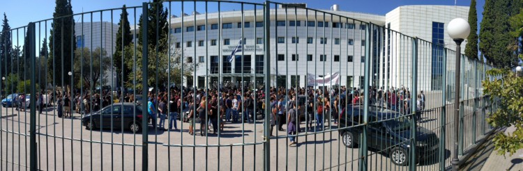 Κυβέρνηση και ΜΑΤ κατά των φοιτητών