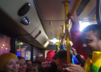 Nέοι και νέες από Ελλάδα και Ρωσία τραγουδούν σε λεωφορείο τον ύμνο του ΕΑΜ (vid)