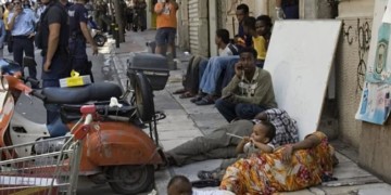 Οι πολιτικοί κoιτάζουν γύρω τους