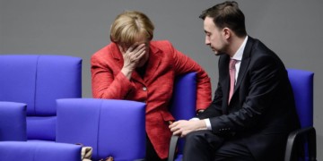 Γερμανία: Η κρίση λυγίζει και  τη «σιδηρά καγκελάριο»