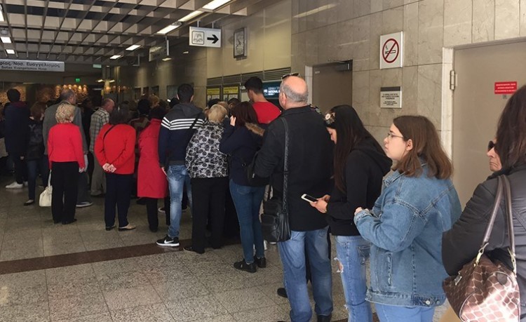 «Ουρές», βιβλία και…φαντάσματα