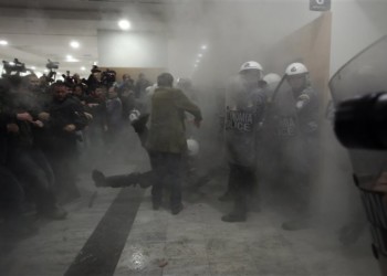 Με ΜΑΤ και βία στους τραπεζίτες η λαϊκή κατοικία