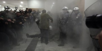 Με ΜΑΤ και βία στους τραπεζίτες η λαϊκή κατοικία