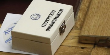 Κοινωνική λεηλασία με παλιά και νέα μέτρα που αγγίζουν τα 2 δισ.