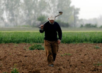 Μάχη επιβίωσης δίνει η φτωχομεσαία αγροτιά