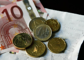 37,5% τσεκούρι στους μισθούς, 56% πάνω τα κέρδη