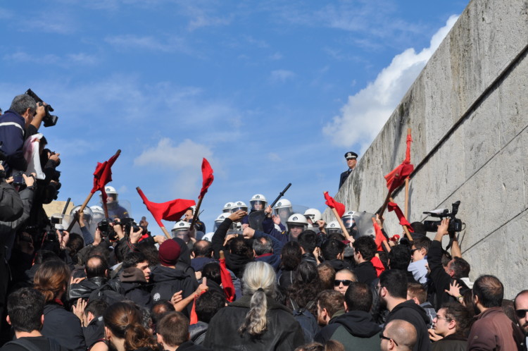 Μαχητική και μαζική η σημερινή απεργιακή απάντηση