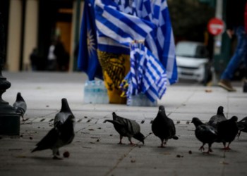 Αντιδραστική στροφή,  με τον σταυρό και τη σημαία