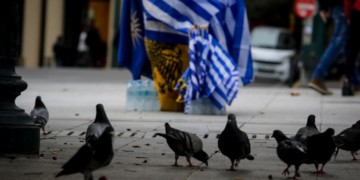 Αντιδραστική στροφή,  με τον σταυρό και τη σημαία