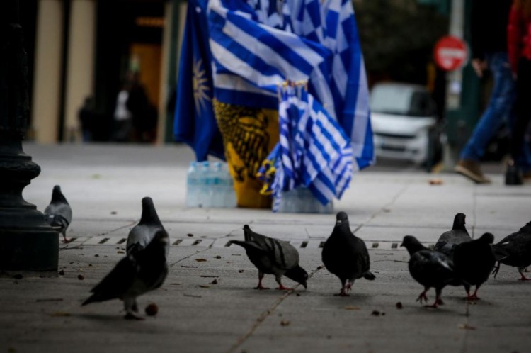 Αντιδραστική στροφή,  με τον σταυρό και τη σημαία