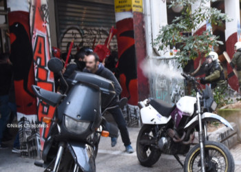 Τραμπούκικη επίθεση των ΜΑΤ στα γραφεία του ΝΑΡ (βίντεο)