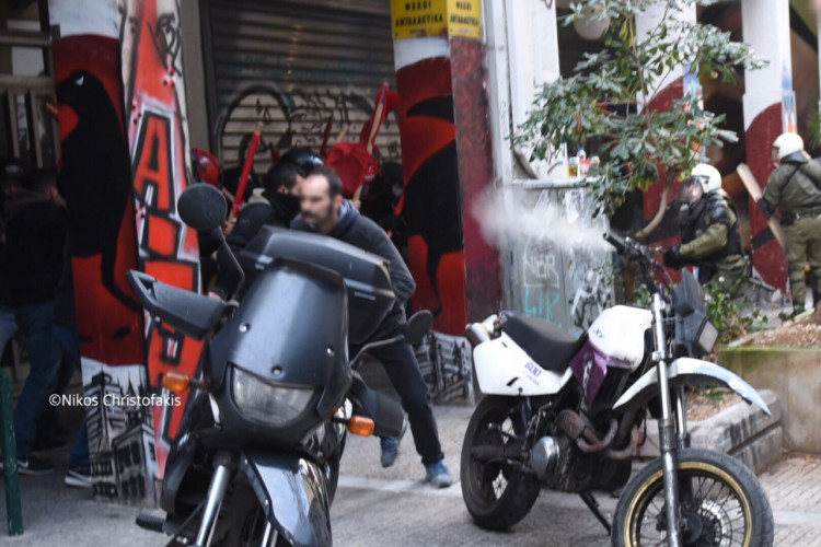 Τραμπούκικη επίθεση των ΜΑΤ στα γραφεία του ΝΑΡ (βίντεο)