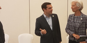 Αρπάζουν τα σπίτια του λαού δίνουν «μαξιλάρι» στο κεφάλαιο