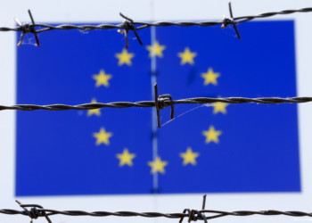 Αποδέσμευση από την ΕΕ τώρα, αλλαγή θέσης ή εμπαιγμός;