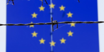 Αποδέσμευση από την ΕΕ τώρα, αλλαγή θέσης ή εμπαιγμός;