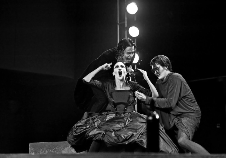 «Ο Αδαής και ο Παράφρων»: Μια παράσταση βαθιά ποιητική κι ανθρώπινη