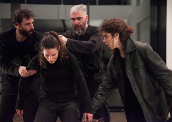  Περιμένοντας τον Γκοντό σε ένα βομβαρδισμένο τοπίο