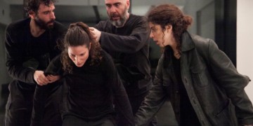 Περιμένοντας τον Γκοντό σε ένα βομβαρδισμένο τοπίο