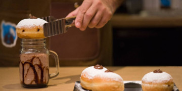 Γνωστή αλυσίδα καφέ απέλυσε ντελιβερά επειδή τόλμησε να ζητήσει δώρο Πάσχα!