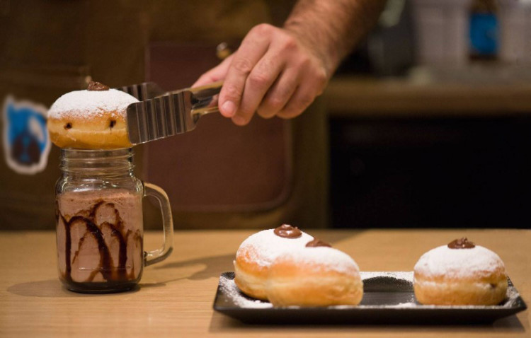 Γνωστή αλυσίδα καφέ απέλυσε ντελιβερά επειδή τόλμησε να ζητήσει δώρο Πάσχα!